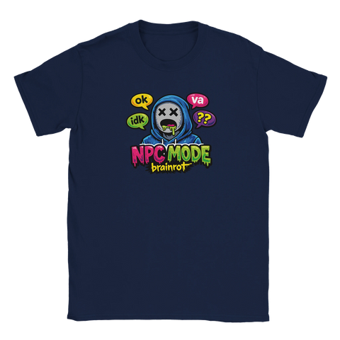 Brainrot NPC-tryck med maskerad figur, text "NPC MODE brainrot" och pratbubblor på mörkblå t-shirt.