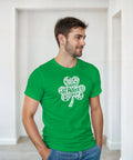 Dekorerad vit klöver med text "Happy St. Patrick's Day" på grön t-shirt.