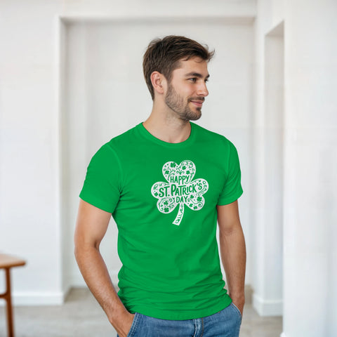 Dekorerad vit klöver med text "Happy St. Patrick's Day" på grön t-shirt.