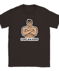 Muskulös man med korsade armar och texten "STOPP MIN KROPP" på mörkbrun t-shirt.