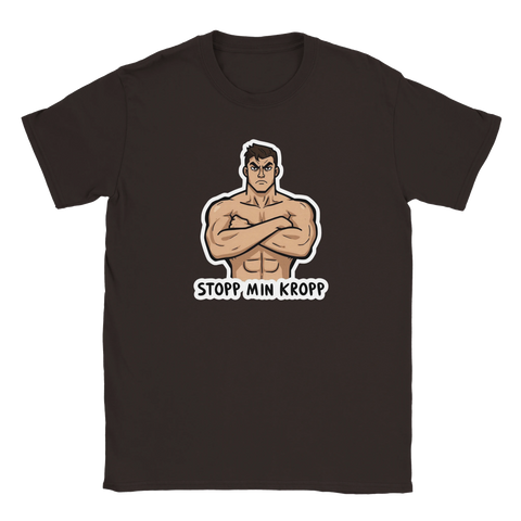 Muskulös man med korsade armar och texten "STOPP MIN KROPP" på mörkbrun t-shirt.