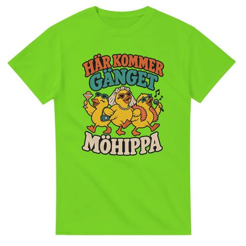 T-shirt with three partying chickens and the Swedish text “Här kommer gänget – Möhippa”