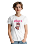 Kvinna i vit t-shirt med grafiskt tryck av en sur häst