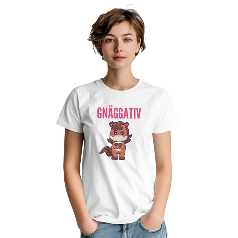 Kvinna i vit t-shirt med grafiskt tryck av en sur häst