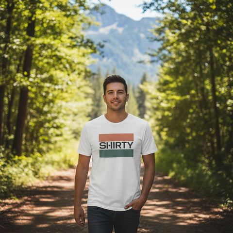 Man i skogsmiljö bärande en t-shirt med modern grafisk illustration
