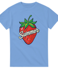 Jordgubbsmotiv med text "Summer" på ljusblå t-shirt.