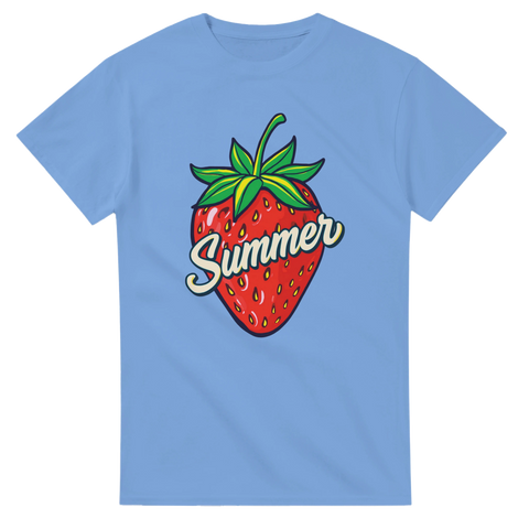 Jordgubbsmotiv med text "Summer" på ljusblå t-shirt.