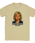 Porträtt av Ebba Busch med texten "KRISTDEMOKRATERNA 2026" på en sandfärgad t-shirt.