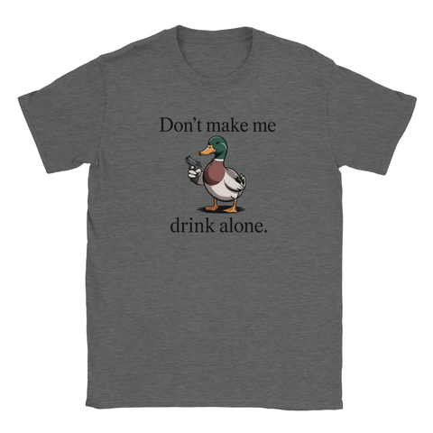 Mörkgrå t-shirt med satirisk design föreställande en anka som håller ett vapen