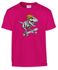 Rosa barn-t-shirt med en T-Rex i gul mössa på skateboard.