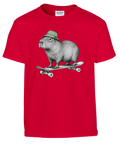 Röd barn-t-shirt med en kapybara i grön mössa på skateboard.