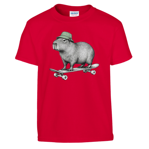 Röd barn-t-shirt med en kapybara i grön mössa på skateboard.