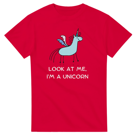 Ljusblå tecknad enhörning med text på en röd t-shirt, helbild.