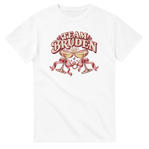 Vit t-shirt med champagneglas, rosett, ring och texten ”Team bruden”.