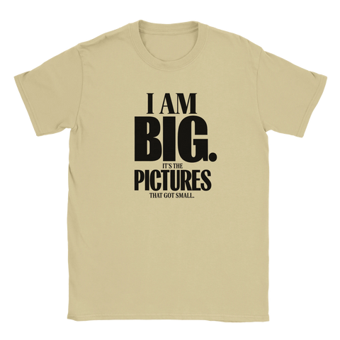 I AM BIG. IT'S THE PICTURES THAT GOT SMALL." citat på beige t-shirt.