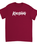 Vit textlogga med ordet Kokobäng på en vinröd t-shirt