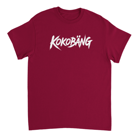 Vit textlogga med ordet Kokobäng på en vinröd t-shirt