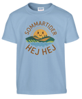 Ljusblå barn-t-shirt med nostalgiskt sommar-motiv och texten Sommartider Hej Hej
