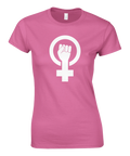 Mörkrosa t-shirt med vit feministisk symbol – venusmärke med knuten näve i mitten.