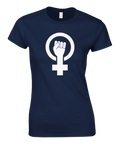Marinblå t-shirt med vit feministisk symbol – venusmärke med knuten näve i mitten.
