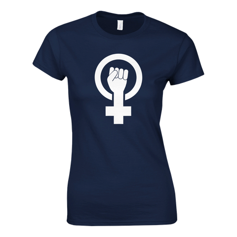 Marinblå t-shirt med vit feministisk symbol – venusmärke med knuten näve i mitten.
