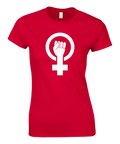 Röd t-shirt med vit feministisk symbol – venusmärke med knuten näve i mitten.