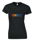 Svart t-shirt för kvinnor med texten Feminist i regnbågsfärger – statement-plagg för Pride och jämställdhet
