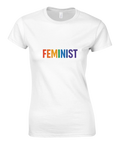 Vit dam t-shirt med texten Feminist i regnbågsfärger
