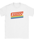 Vit t-shirt med retrotexten "Feminist" i rött och regnbågsfärgade linjer under.