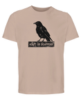 Svart kråka med texten "ADAPT OR DISAPPEAR" i sliten stil på en beige ekologisk T-shirt.