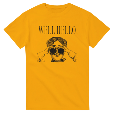 Vintage illustration av kvinna med kikare och text "WELL HELLO" på senapsgul t-shirt.