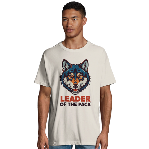 Man bär en benvit t-shirt med uttrycksfullt vargmotiv och ledarskapstext