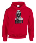 Marilyn Monroe-inspirerad kvinna med solglasögon, rött läppstift, text "Ingen jävel kallar mig lilla gumman" röd hoodie.