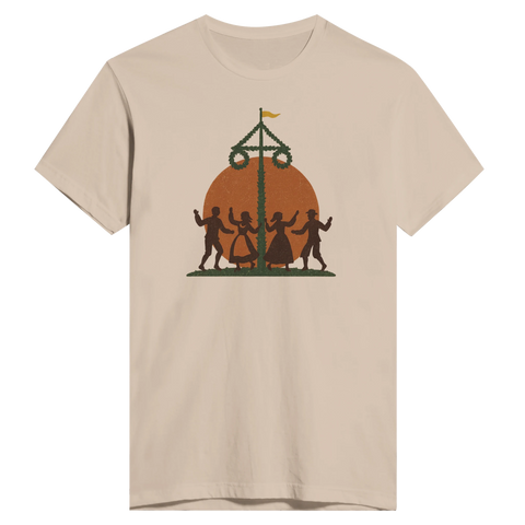 Midsommarstång med dansande figurer och orange sol på beige figursydd t-shirt.