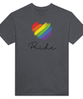 Regnbågsfärgat penseldragshjärta med text "Pride" på mörkgrå t-shirt.
