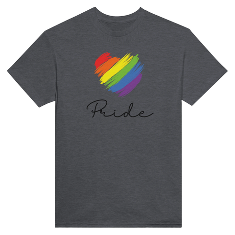 Regnbågsfärgat penseldragshjärta med text "Pride" på mörkgrå t-shirt.