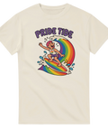 Vintageinspirerad Pride-design med surfare på regnbåge – beige t-shirt