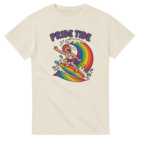 Vintageinspirerad Pride-design med surfare på regnbåge – beige t-shirt