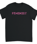 Rosa text-tryck med ordet Feminist på svart t-shirt – statement design