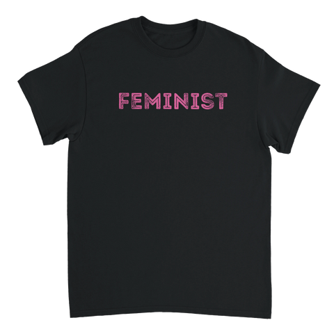 Rosa text-tryck med ordet Feminist på svart t-shirt – statement design