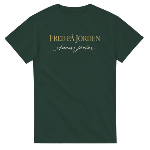 Mörkgrön t-shirt med kaxig svensk text i guld och vit skrivstil