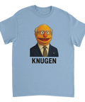 Muppknugen-tryck med gubbe i kostym, slips och glasögon, text "KNUGEN" på ljusblå t-shirt.