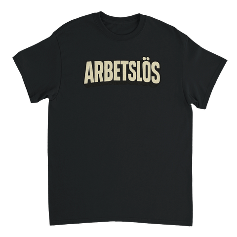 Arbetslös" texttryck i retrostil med ljusbeige bokstäver och svart skugga på en svart t-shirt.