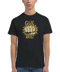 Man bär svart t-shirt med det ikoniska Gul Bil-motivet
