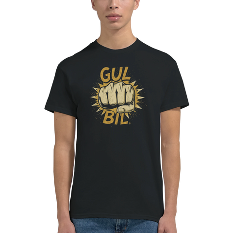 Man bär svart t-shirt med det ikoniska Gul Bil-motivet