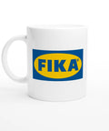Vit kaffemugg med blågul FIKA-logotyp i svensk design