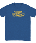 Blå t-shirt med texten “Finns det svenskt kaffe på hotellet?” i gul text
