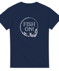 Marinblå t-shirt med vit text "Fish On!" i klassisk serif-stil, omgiven av en fisklina och krok.