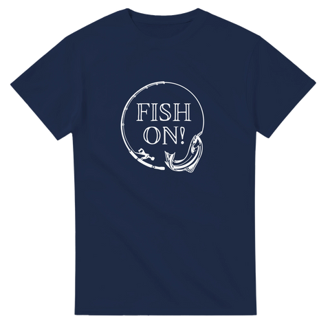 Marinblå t-shirt med vit text "Fish On!" i klassisk serif-stil, omgiven av en fisklina och krok.