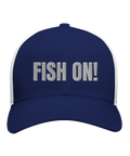 Blåvit truckerkeps med tydlig vit text "FISH ON!" broderad framtill